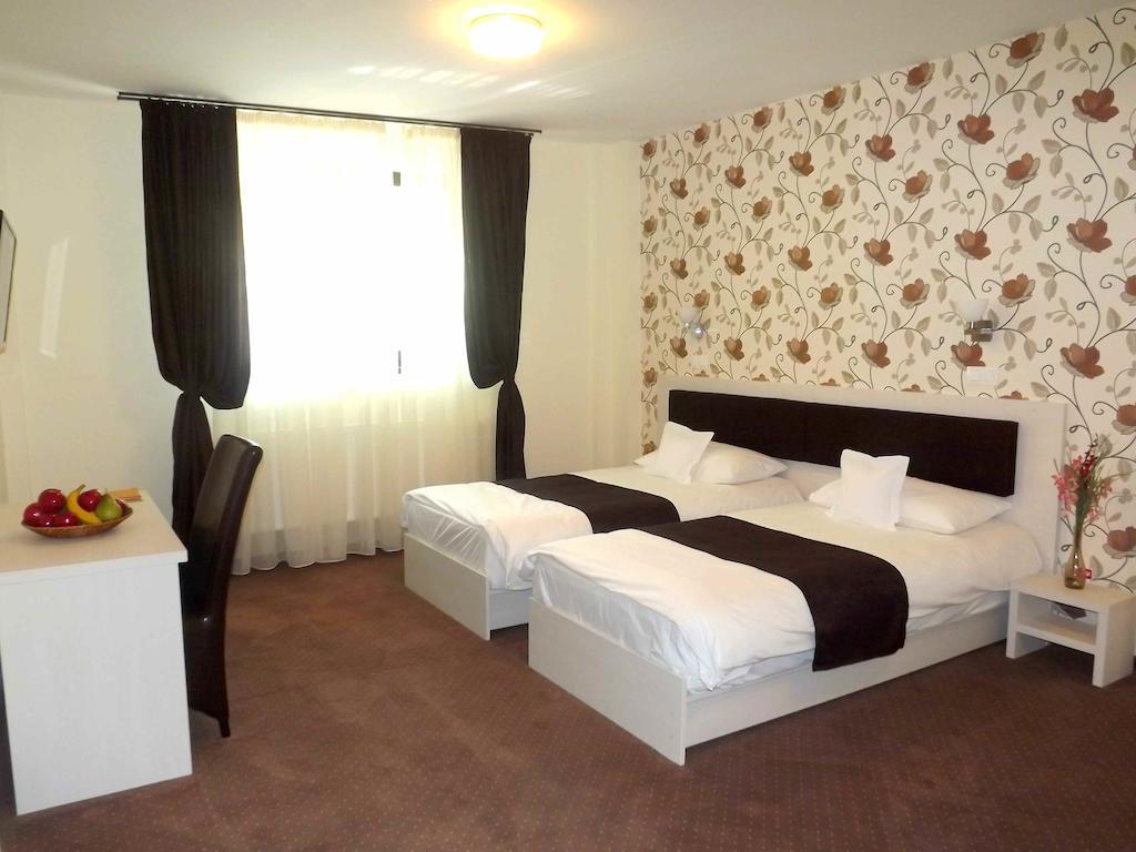 West Plaza Residence Boekarest Kamer foto