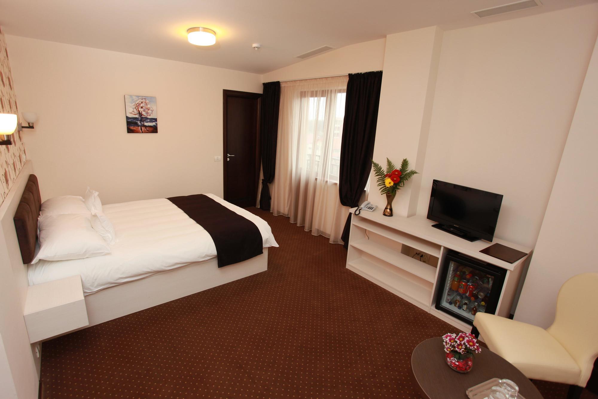 West Plaza Residence Boekarest Buitenkant foto