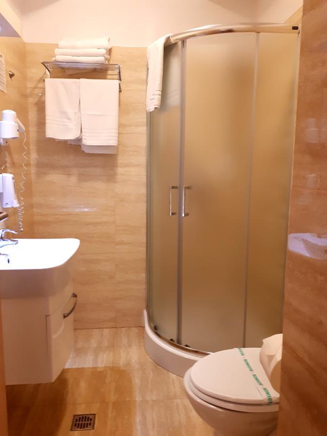 West Plaza Residence Boekarest Buitenkant foto